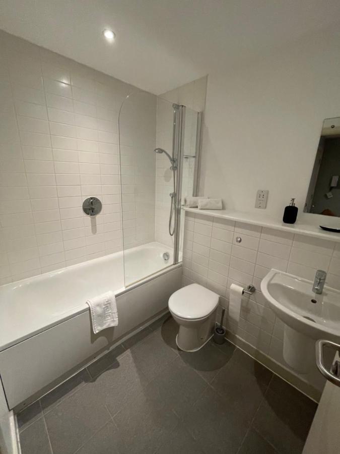 2 Bedroom Flat *